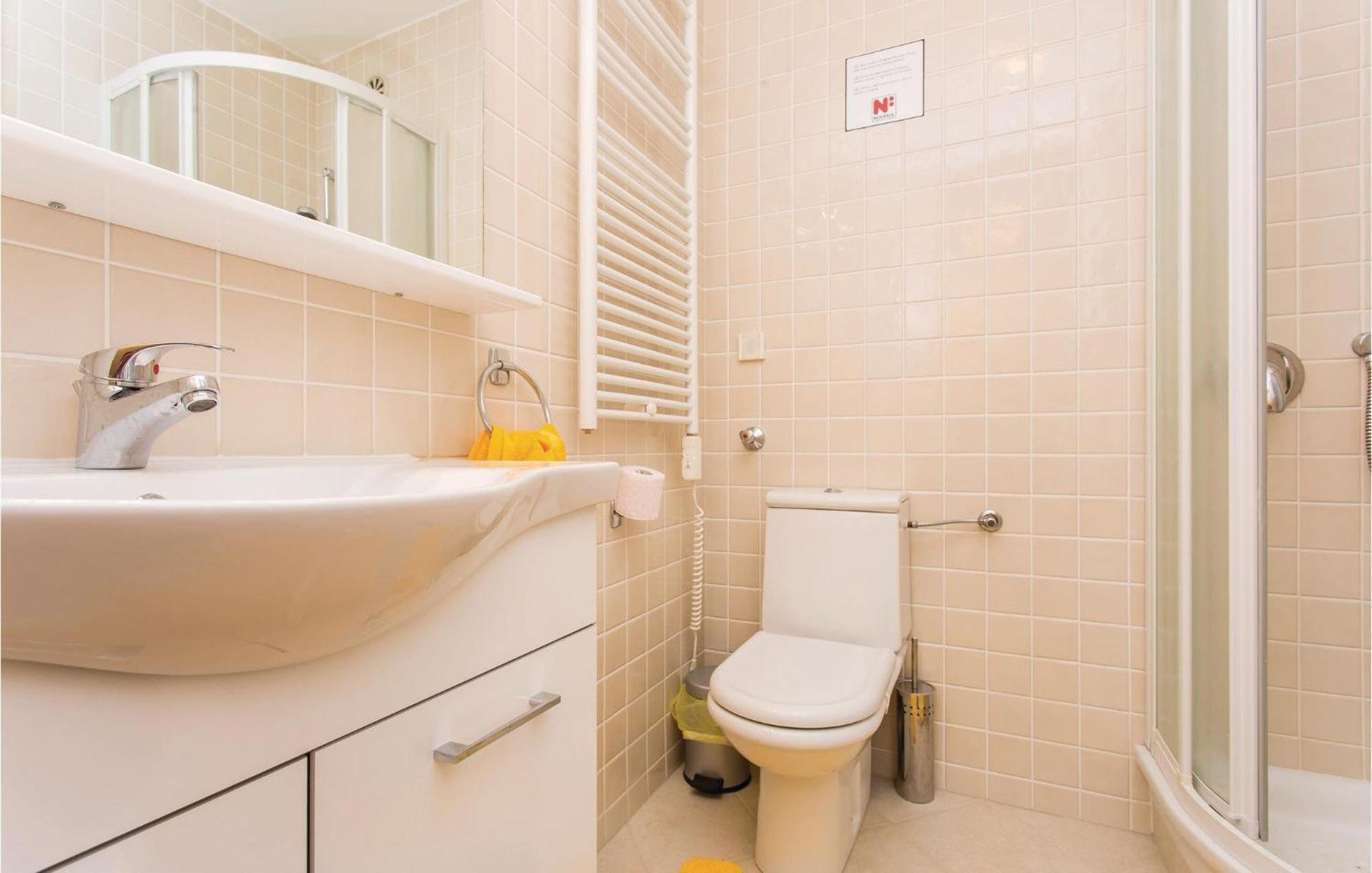 Amazing Apartment In Njivice With Wifi Екстер'єр фото